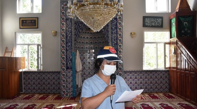 Camiye giren kadın sağlıkçı aşı anonsu yaptı