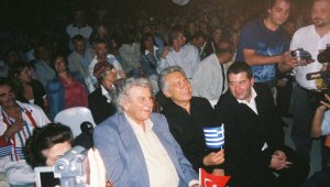 Çeşmeli fotoğrafçının Teodorakis fotoğrafları Yunan basınında