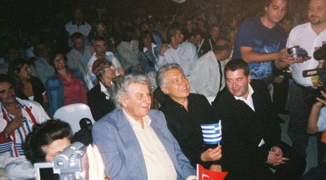 Çeşmeli fotoğrafçının Teodorakis fotoğrafları Yunan basınında