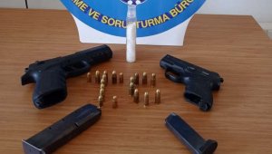 Çiğli'de şüphelilerden uyuşturucu ve silah çıktı