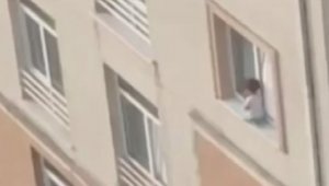 Çocuğun tehlikeli oyunu kamerada