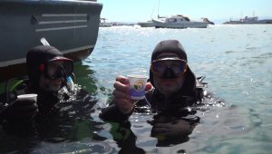 Dalgıçların denizde çay keyfi