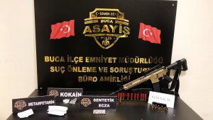 Buca'da polisler uyuşturucu tacirlerini yakaladı
