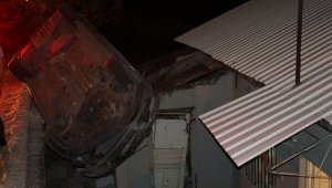 Evin çatısına otomobil düştü