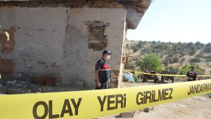 Genç kadın, babasının boğazını kesti