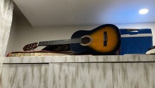 Gitarına gizli kamera gizlediler, her şeyi tespit ettiler