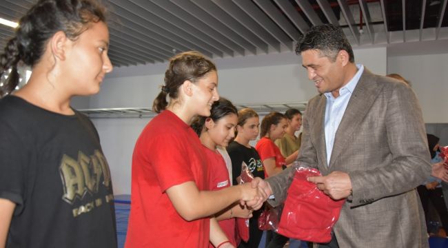 Güreşin Yıldız Milli Kızları Aliağa'da