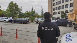 Hastanede doktorun bacağına bıçak sapladı