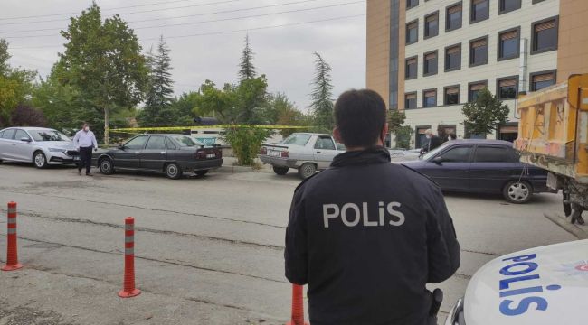 Hastanede doktorun bacağına bıçak sapladı