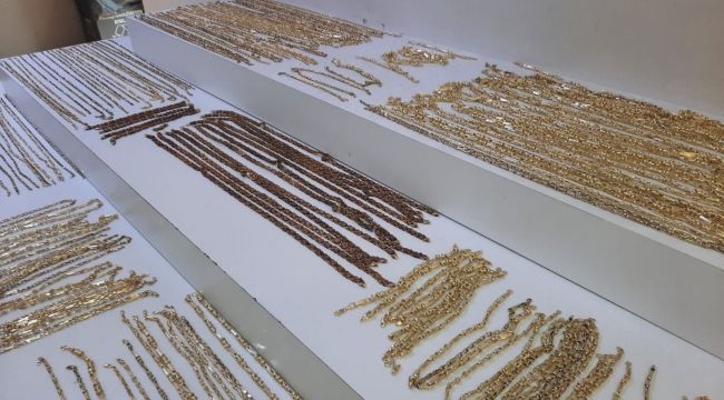 İkiz kardeşiyle 2.2 milyon liralık altın çaldı: O anlar kamerada