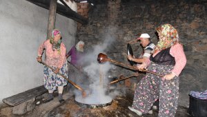 İmece usulü geleneksel pekmez yapıyorlar