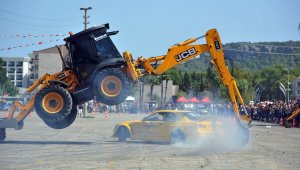 İş makinalarının altından geçen driftçiler nefes kesti