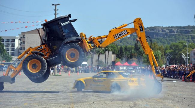 İş makinalarının altından geçen driftçiler nefes kesti