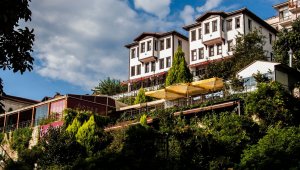 İşadamı otelini kız öğrencilere tahsis etti