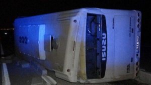 İşçileri taşıyan servis otobüsü devrildi: 10 yaralı