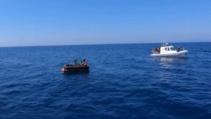 İzmir açıklarında 13 göçmen kurtarıldı