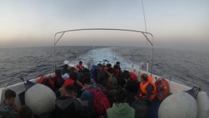 İzmir açıklarında 75 göçmen kurtarıldı