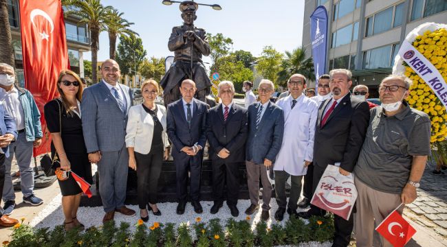 İzmir'e Tıbbiyeli Hikmet heykeli dikildi