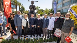 İzmir'e Tıbbiyeli Hikmet heykeli dikildi