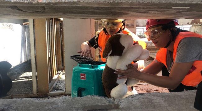 İzmir İtfaiyesinden afette kurtarılacak can dostlar için eğitim