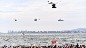 İzmir semalarında nefes kesen gösteri