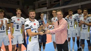 İzmir Voleybol Turnuvası'nda kazanan Arkas Spor