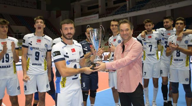 İzmir Voleybol Turnuvası'nda kazanan Arkas Spor