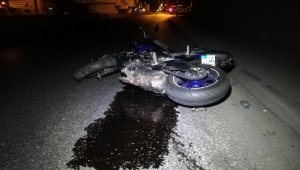 İzmir'de motosiklet kaldırıma çarptı: 1 ölü