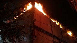 İzmir'de orman ürünleri deposunda yangın 