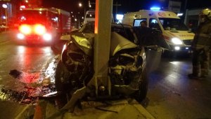 İzmir'de otomobil yön levhasına saplandı