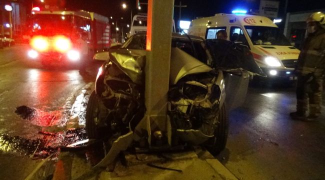 İzmir'de otomobil yön levhasına saplandı