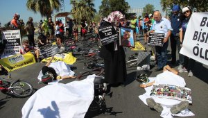 İzmirli bisikletçiler kefenli eylem yaptı