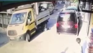 Kamyonet çocuğun üzerinden böyle geçti