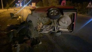 Kaza sonrası ikiye bölünen otomobilden yaralı çıktılar