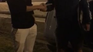 Kazayı gören oto galerici ile sürücünün gülümseten pazarlığı