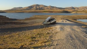 Kırkat Göleti'nin ortasında bulunan tekne su seviyesi azalınca karaya oturdu