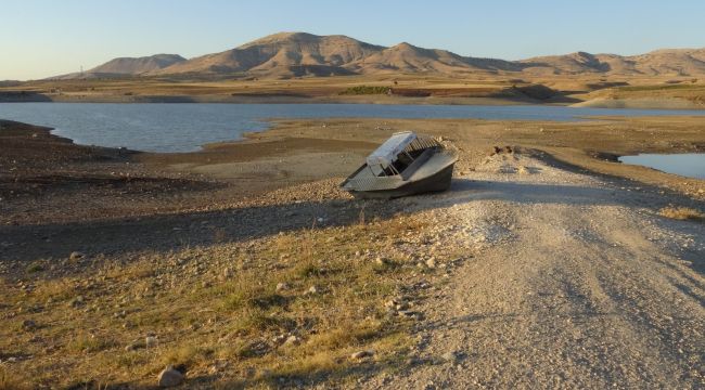 Kırkat Göleti'nin ortasında bulunan tekne su seviyesi azalınca karaya oturdu