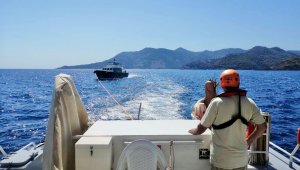 Kıyı emniyeti yanan teknedeki 4 kişiyi kurtardı