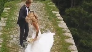 Köpeğin kovaladığı gelin ve damadın zor anları