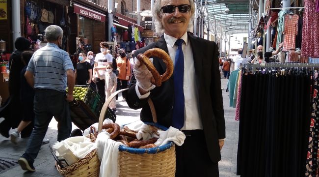 Kravatlı simitçi takdir topluyor