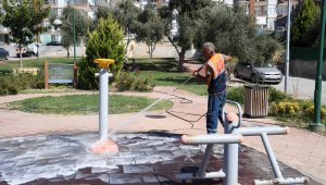Kuşadası Belediyesi'nden parklarda temizlik çalışması