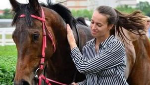 Macar kadın jokey, yaşam savaşını kaybetti