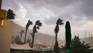 Marmaris'te dolu ile karışık sağanak yağış hayatı olumsuz etkiledi