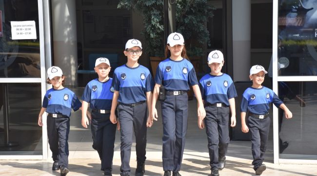 Menemen'de çocuk zabıtalar iş başında