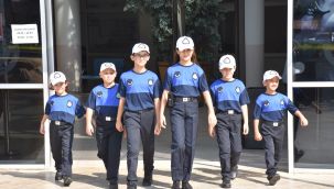 Menemen'de çocuk zabıtalar iş başında