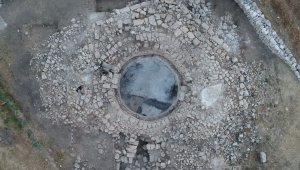 Mezar soyguncuları Aratos'un anıt mezarını da talan etmiş