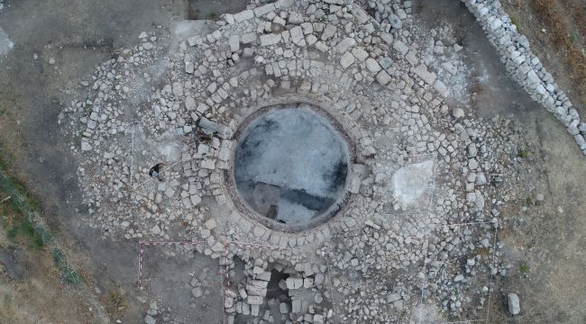 Mezar soyguncuları Aratos'un anıt mezarını da talan etmiş