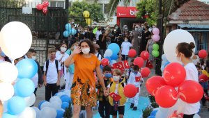 Öğrencilerini balonlar ve konfetilerle karşıladı