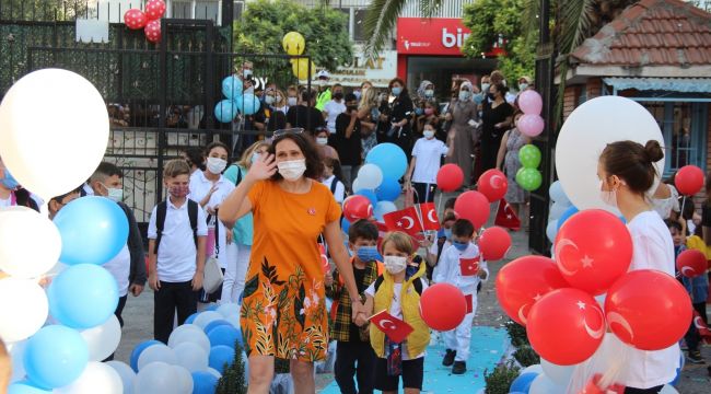 Öğrencilerini balonlar ve konfetilerle karşıladı