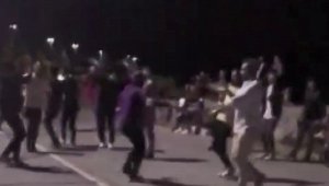 Önce eğlendiler, sonra birbirlerine saldırdılar